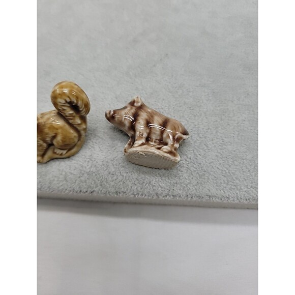 2 Wade Whimsies Figurines Squirrel & Pig  Mini porcelain animals - Picture 9 of 16